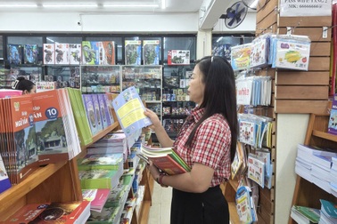 Phụ huynh "đội mưa", vượt 30km về trung tâm vẫn không mua đủ bộ SGK cho con