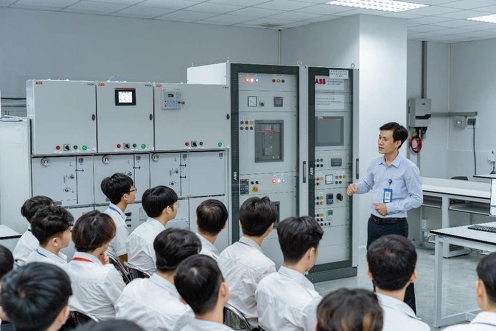 Quy định mới về tiền lương và hợp đồng của nhà giáo thỉnh giảng từ 1/9